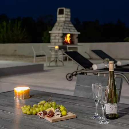 Lukas With 44m2 Pool In Makarska Hinterland Gornji Vinjani