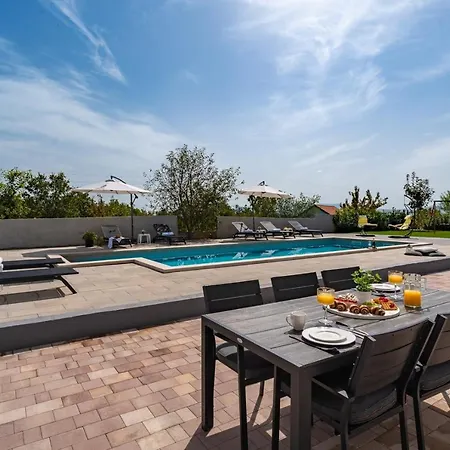 Lukas With 44m2 Pool In Makarska Hinterland * Gornji Vinjani